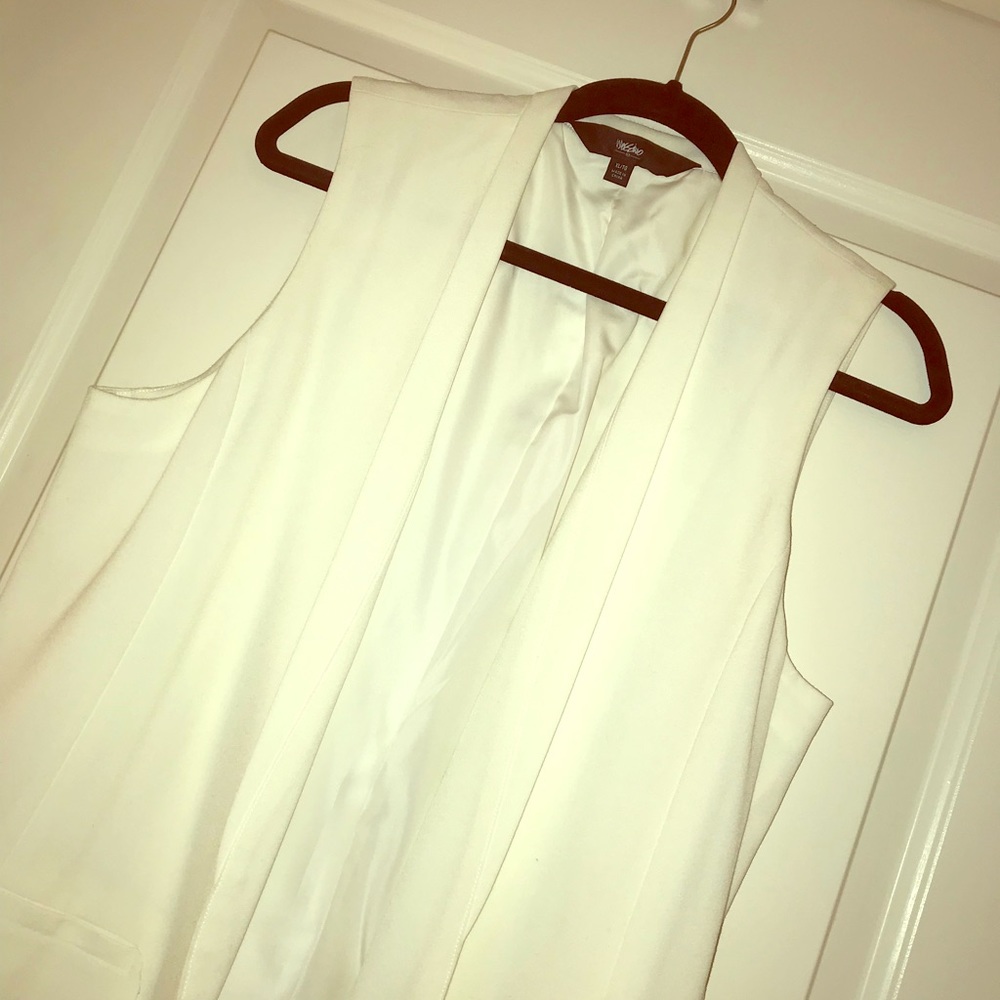 White sleeveless blazer
